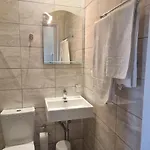 Feakes Apartament *